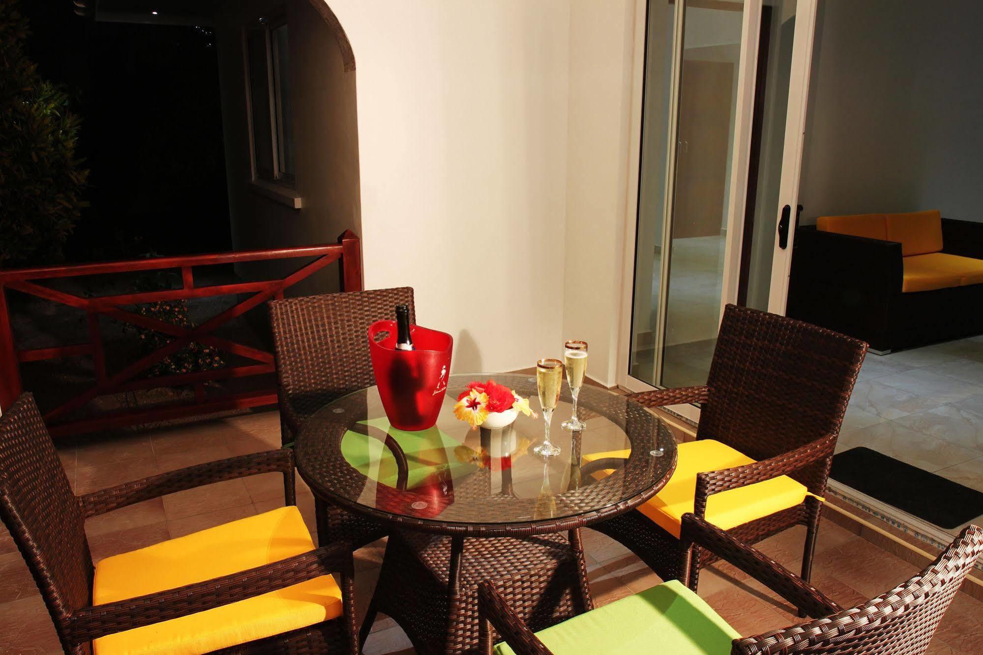 Coco Blanche Apartment Anse Royale Exterior photo